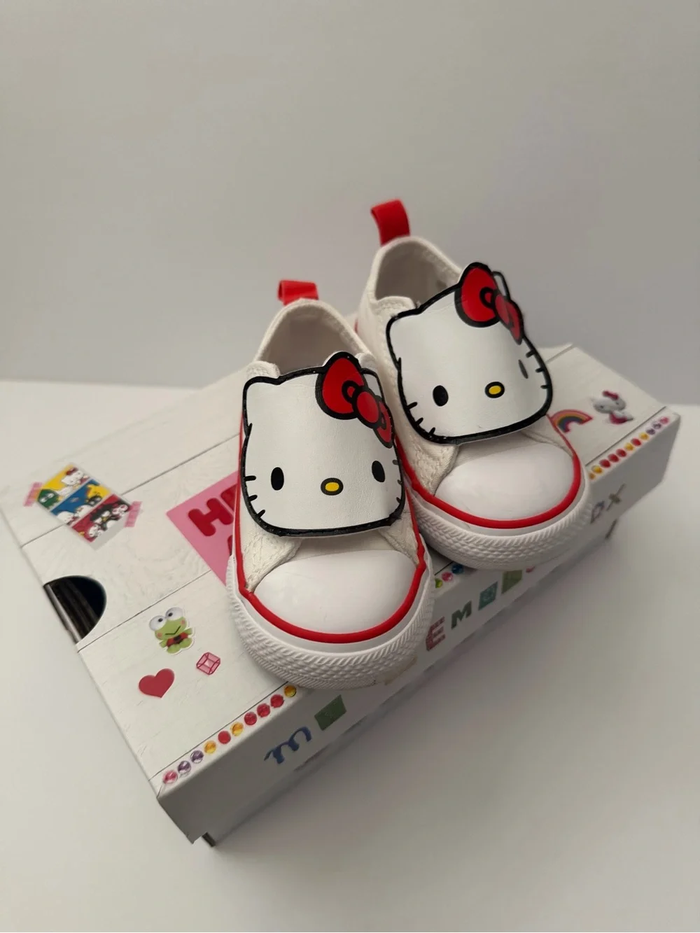 Converse Hello Kitty White and Red Girls Sneakers size 5US Infant Pre-owned